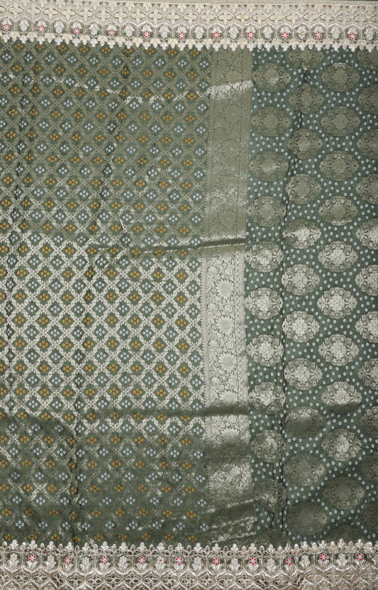 Exquisite Green Banarasi Silk Saree with Intricate Zari Work